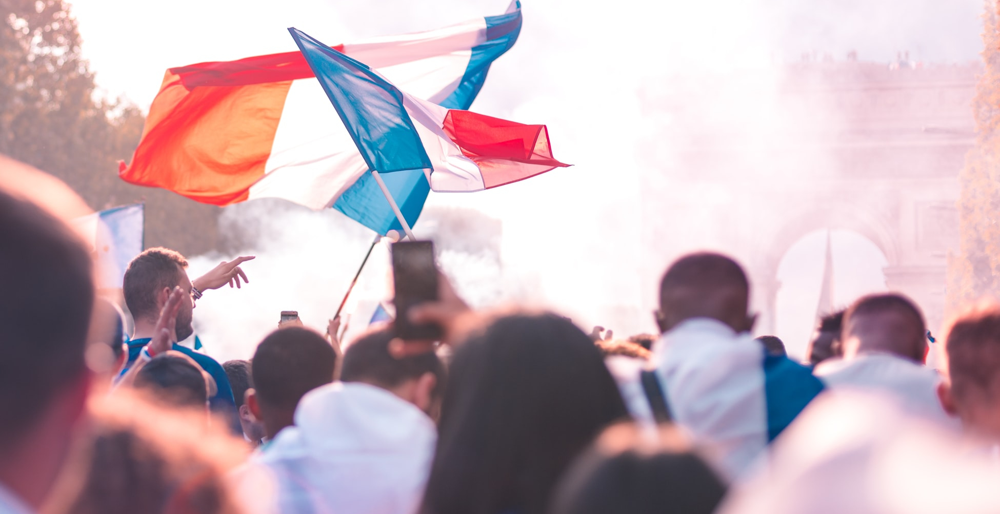 photo-1557456220-39ec071a3b4e